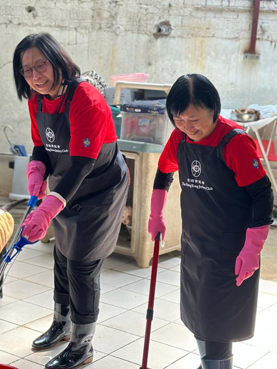 volunteers cleaning kennels