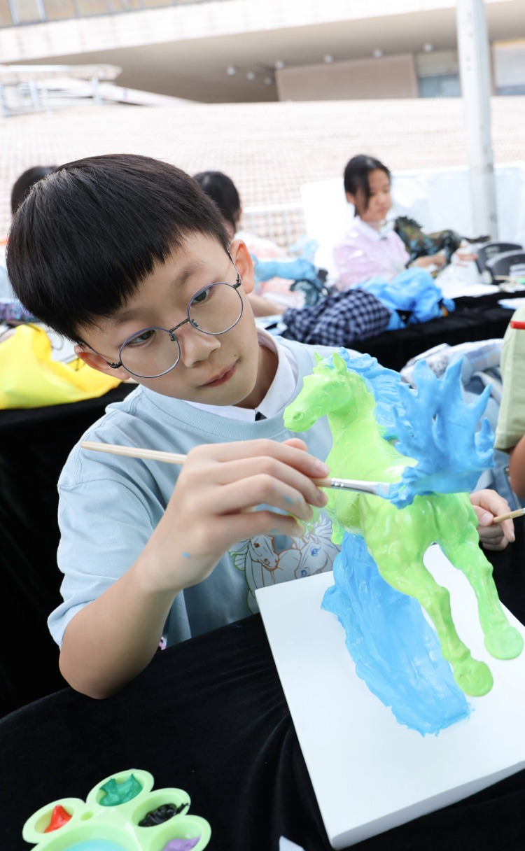 The Tsim Sha Tsui Community Exhibition, first stop of the community district tour, features community horse sculptures at the Hong Kong Cultural Centre Piazza from 16 to 21 May. 