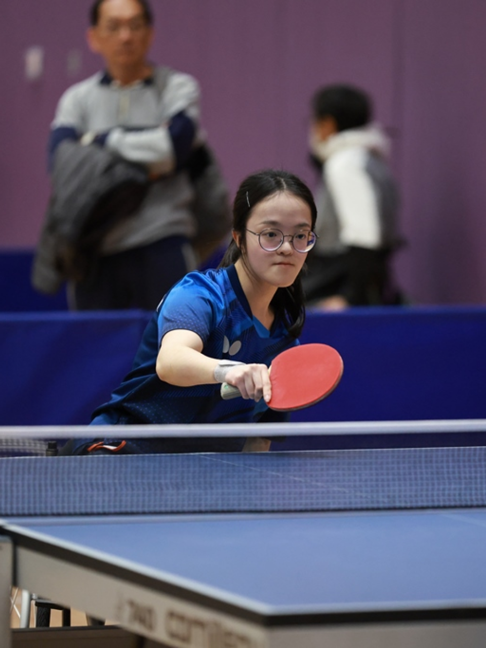 運動員袁泳琪於乒乓球比賽中專注對賽。