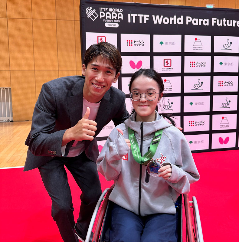 Yoshimura Maharu, a Japanese table tennis Olympic medalist, poses for a photo with Wing-ki at the ITTF World Para Future.